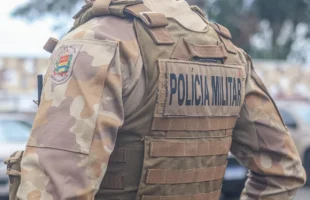 Homem com mandado por roubo é capturado pela PM no bairro Pinheirinho, em Criciúma