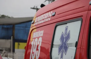 Idoso fica ferido após colisão entre moto e carro no Centro de Cocal do Sul