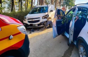 Colisão frontal deixa três feridos, incluindo criança, em Gravatal