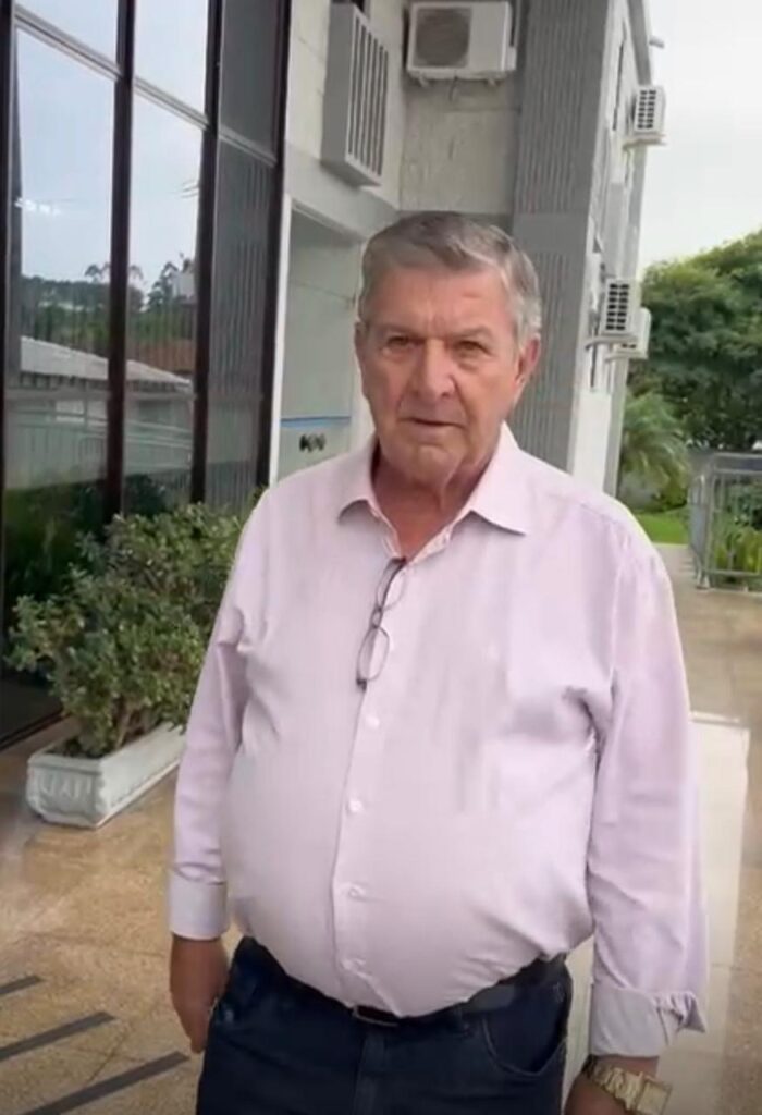 Repórter é agredido por prefeito durante cobertura no Fórum de Lauro Müller