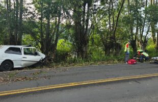 Condutor é socorrido após colidir com árvore na sc 108 em orleans