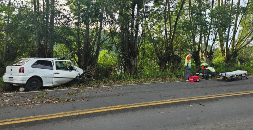 Condutor é socorrido após colidir com árvore na sc 108 em orleans