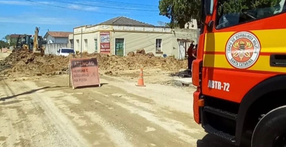 Homem é resgatado após ficar parcialmente soterrado em Morro da Fumaça