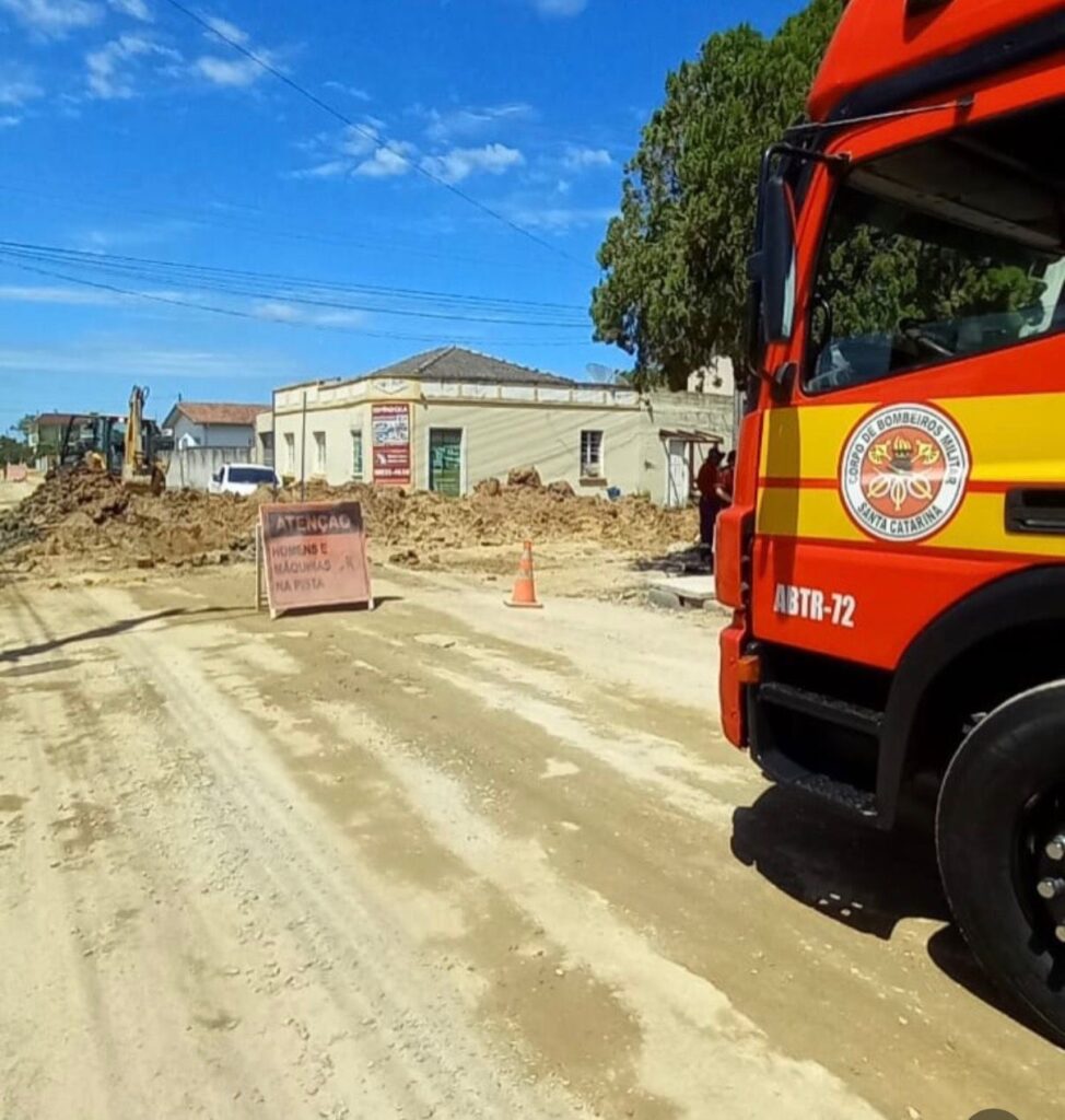 Homem é resgatado após ficar parcialmente soterrado em Morro da Fumaça