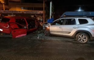 Acidente em Criciúma deixa três pessoas feridas em colisão frontal