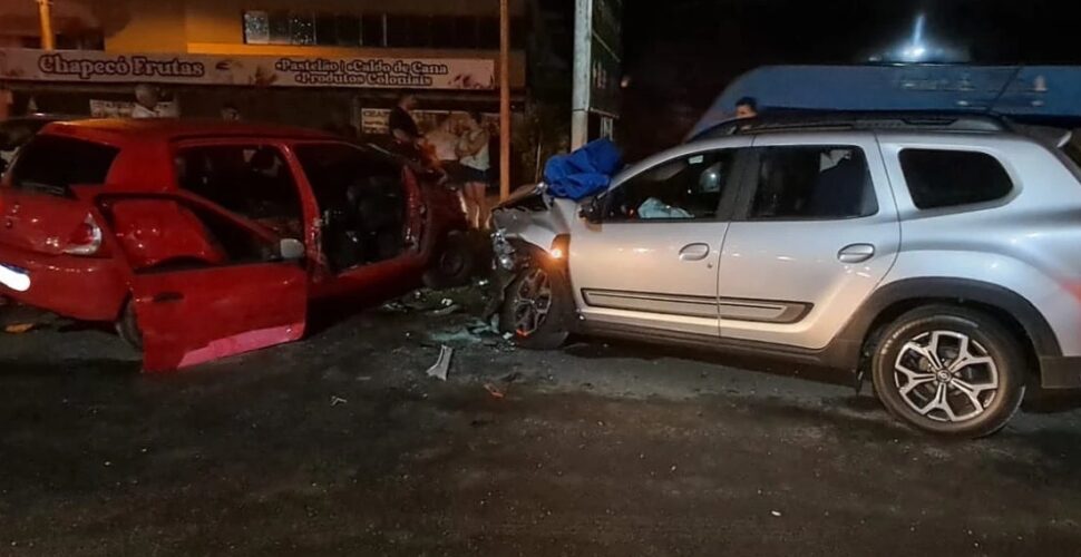 Acidente em Criciúma deixa três pessoas feridas em colisão frontal