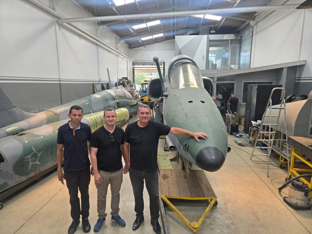 Avião caça AMX será exposto em parque de Pedras Grandes