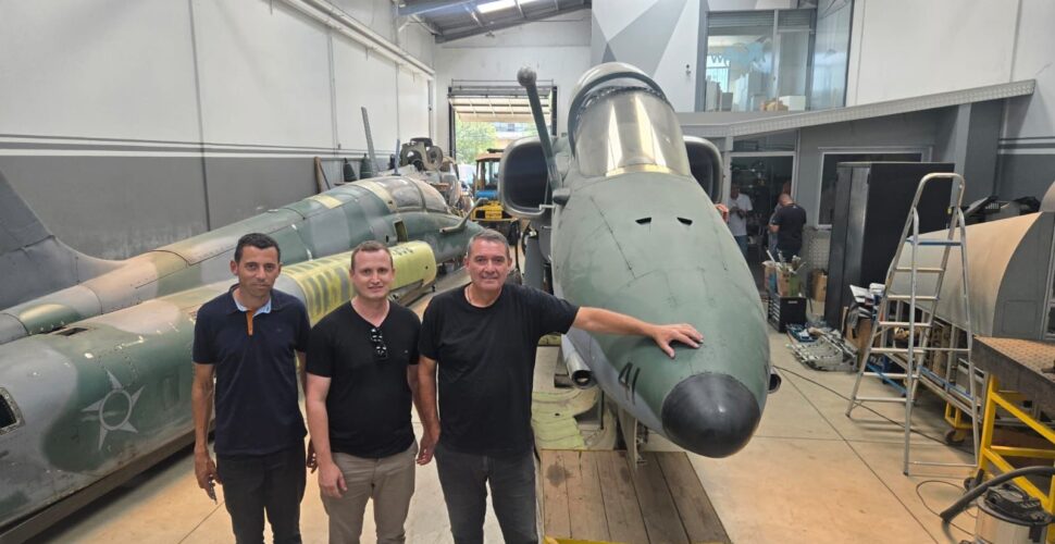 Avião caça AMX será exposto em parque de Pedras Grandes