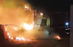 Casa de madeira é consumida pelo fogo durante a madrugada em Balneário Rincão