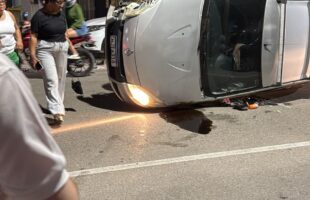 Carro capota e motorista foge após acidente em Laguna