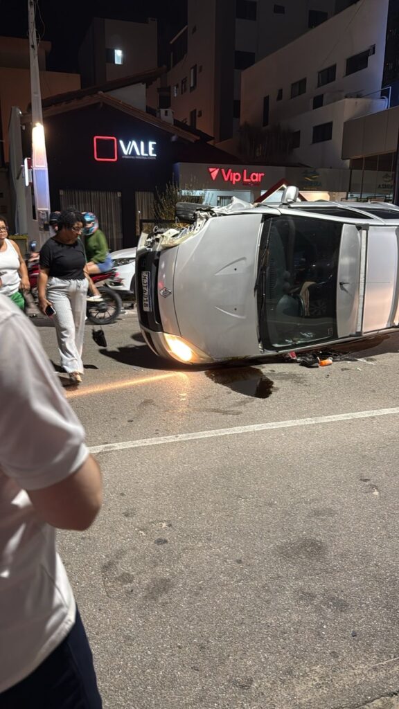 Carro capota e motorista foge após acidente em Laguna