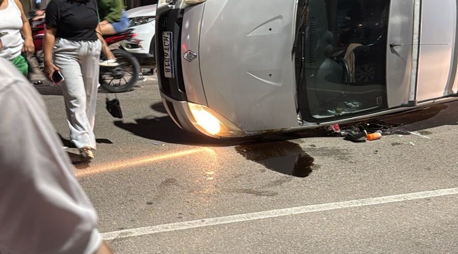Carro capota e motorista foge após acidente em Laguna