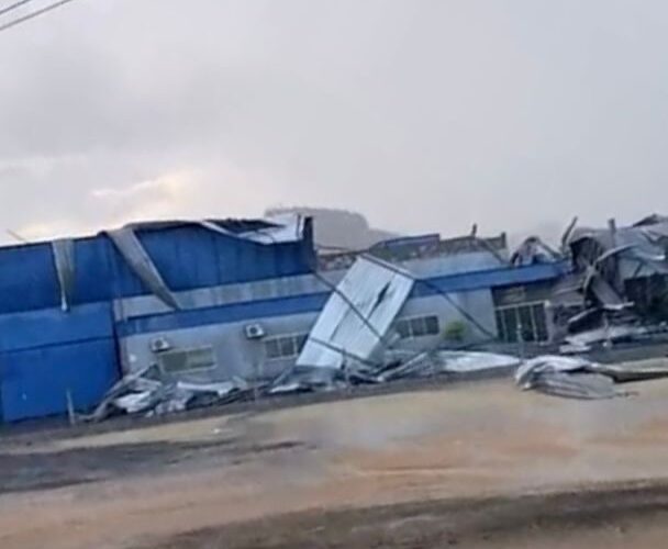 Tempestade destrói empresa de molduras em Braço do Norte