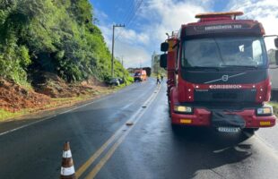 Mulher é encaminhada ao hospital após saída de pista na SC-108 em Urussanga