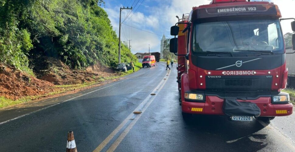 Mulher é encaminhada ao hospital após saída de pista na SC-108 em Urussanga