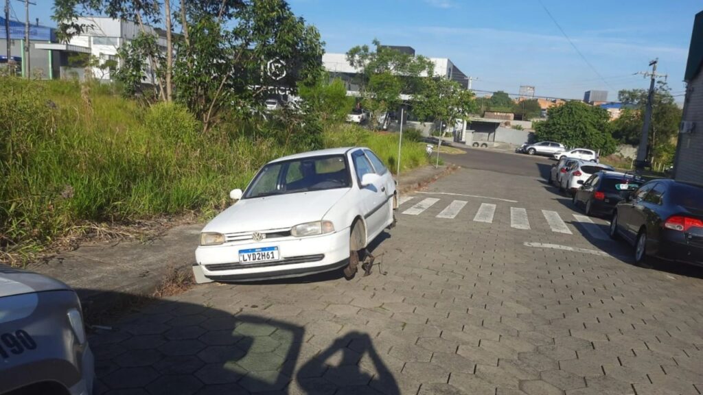Carro furtado é encontrado abandonado e sem rodas em Içara