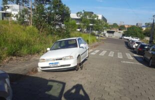 Carro furtado é encontrado abandonado e sem rodas em Içara