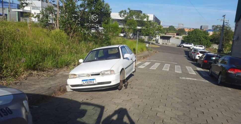 Carro furtado é encontrado abandonado e sem rodas em Içara