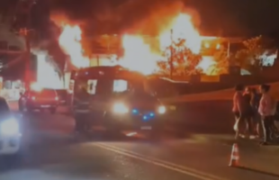 Incêndio atinge estabelecimento comercial e mobiliza bombeiros em Blumenau