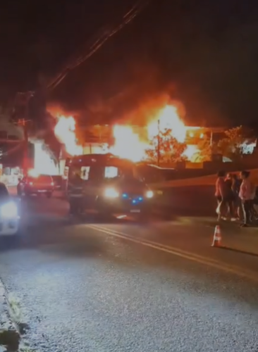 Incêndio atinge estabelecimento comercial e mobiliza bombeiros em Blumenau