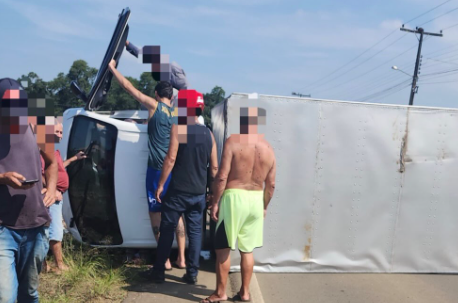 Caminhão capota e deixa dois feridos no interior de Jacinto Machado