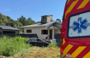Adolescente sem CNH perde controle e bate carro contra muro em Criciúma