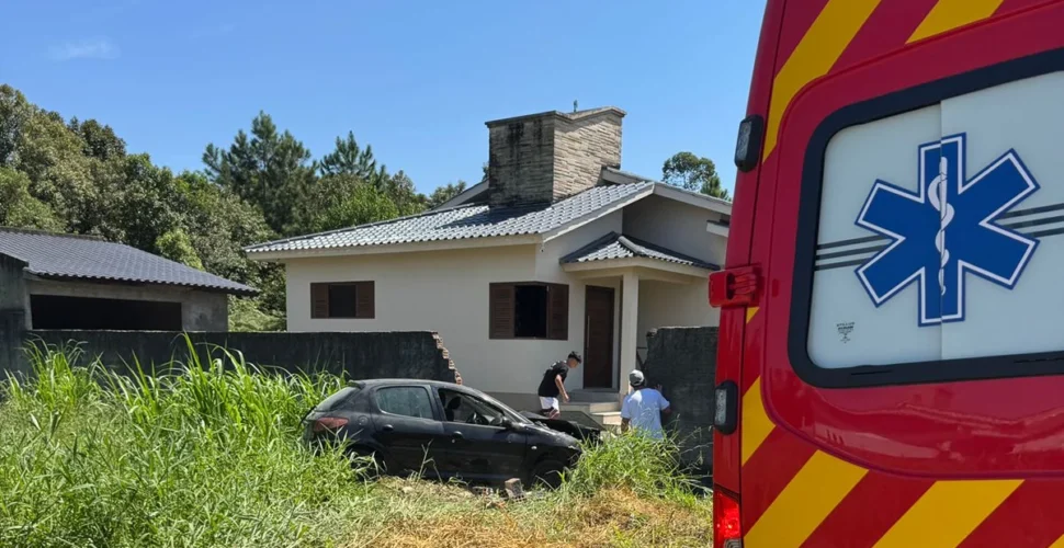 Adolescente sem CNH perde controle e bate carro contra muro em Criciúma
