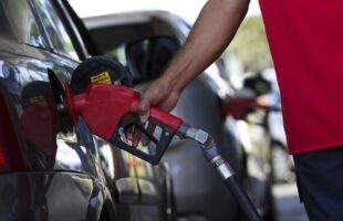 Alta do petróleo e ameaça de greve acendem alerta de desabastecimento