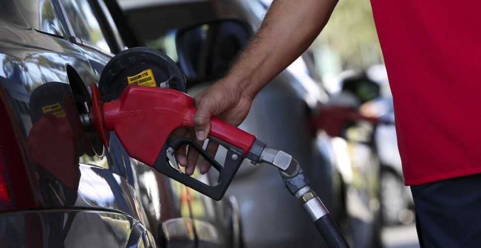 Alta do petróleo e ameaça de greve acendem alerta de desabastecimento