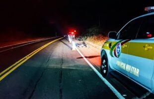 Motociclista morre e pedestre fica gravemente ferido em acidente na SC-114, em São Joaquim