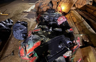 Casal, grávida e marido morrem após caminhão com carga de madeira tombar e esmagar carro na SC-435