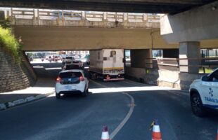 Caminhão fica preso em viaduto da BR-101 em Balneário Camboriú