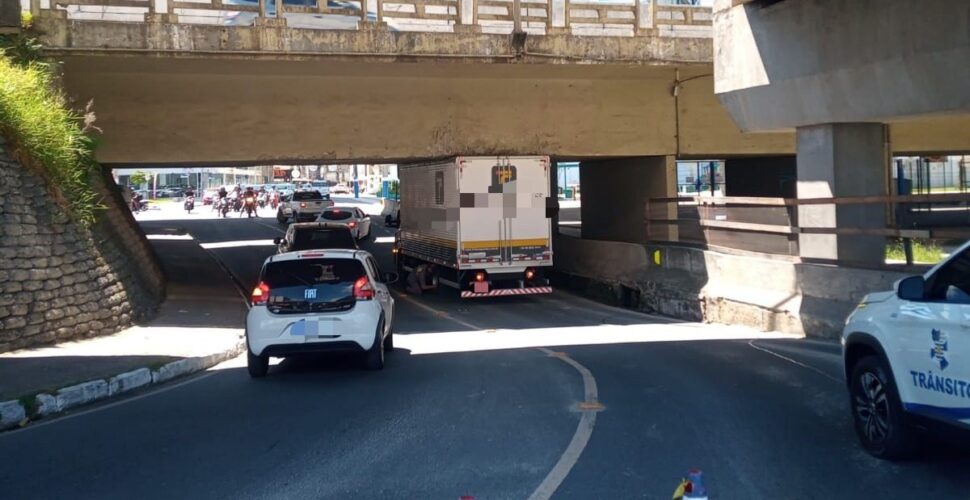 Caminhão fica preso em viaduto da BR-101 em Balneário Camboriú