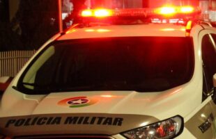 Micro-ônibus com placas adulteradas é apreendido e motorista preso em Orleans