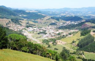 Ex-prefeito de Rio Fortuna tem condenação mantida por viagem à Europa com dinheiro público