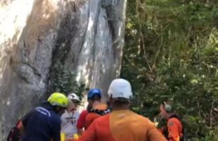 Praticante de rapel é resgatado de helicóptero após queda de 20 metros em trilha em Florianópolis