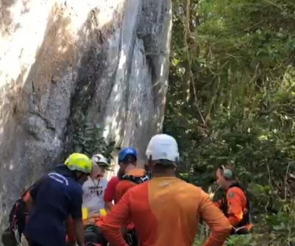 Praticante de rapel é resgatado de helicóptero após queda de 20 metros em trilha em Florianópolis