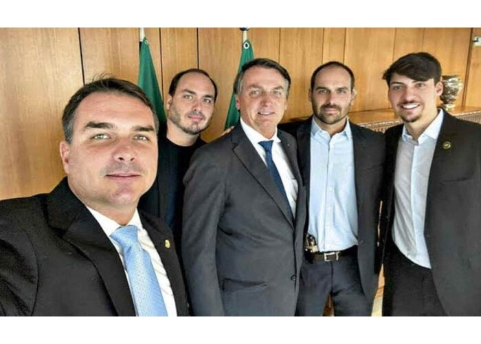 Moraes barra livre acesso de filhos a Bolsonaro e mantém regime fechado