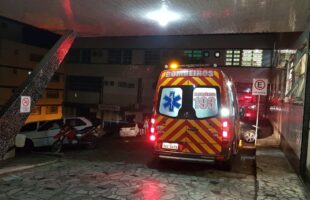 Discussão em barco termina com tripulante esfaqueado em Laguna