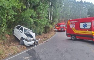 Motorista fica preso às ferragens após colisão frontal entre carro e caminhão em Braço do Norte