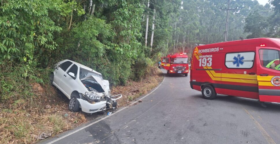 Motorista fica preso às ferragens após colisão frontal entre carro e caminhão em Braço do Norte