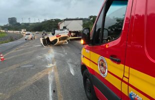 Capotamento na SC-108: dois homens escapam com ferimentos leves após colisão com caminhão