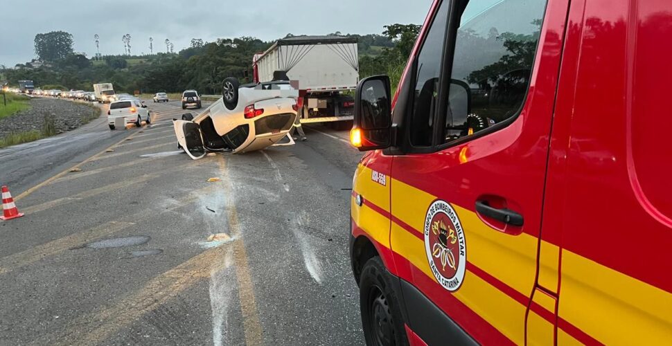 Capotamento na SC-108: dois homens escapam com ferimentos leves após colisão com caminhão