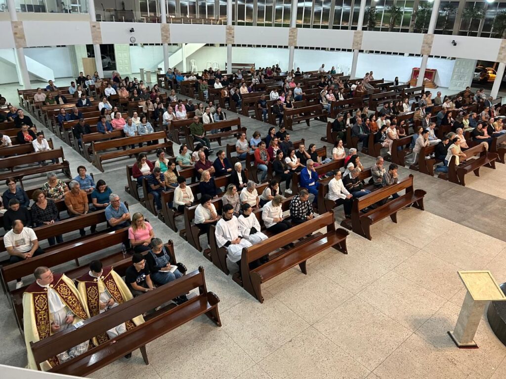 Fiéis participam do Rosário da Madrugada durante a Quaresma em Lauro Müller