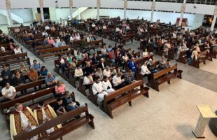Fiéis participam do Rosário da Madrugada durante a Quaresma em Lauro Müller