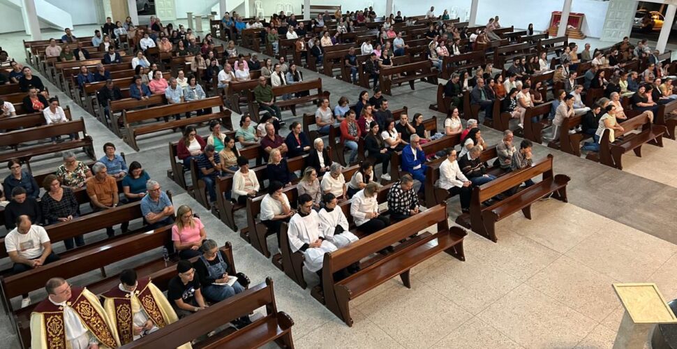 Fiéis participam do Rosário da Madrugada durante a Quaresma em Lauro Müller