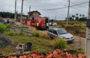 Trabalhador fica ferido após cair de telhado em obra em Criciúma