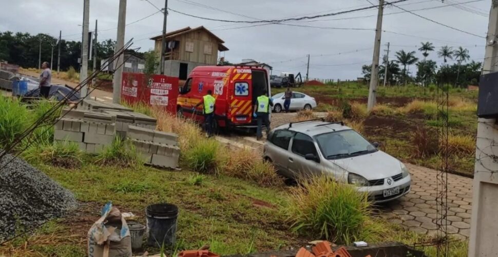 Trabalhador fica ferido após cair de telhado em obra em Criciúma