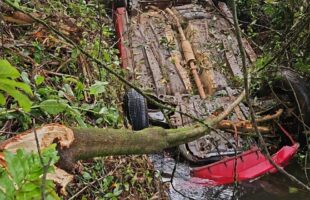 Mulher sofre parada cardiorrespiratória após capotamento de carro em Jacinto Machado