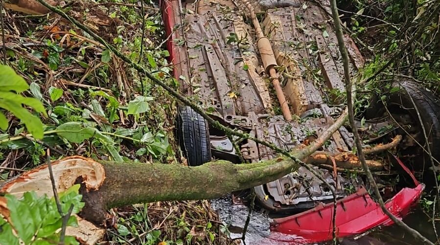 Mulher sofre parada cardiorrespiratória após capotamento de carro em Jacinto Machado